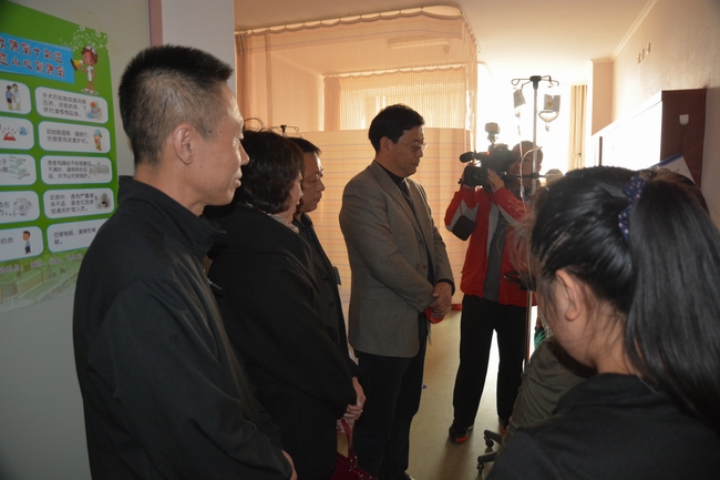 学校各部门领导看望周丽娜.JPG
